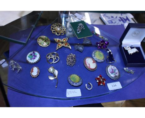 A shelf of vintage brooches 