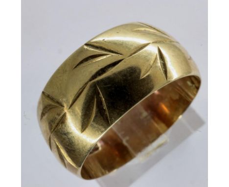 Heavy gauge 9ct gold wedding band, size M/N, 4.7g. UK P&amp;P Group 1 (£16+VAT for the first lot and £2+VAT for subsequent lo