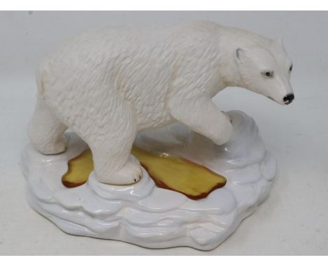 Royal Doulton polar bear on stand, loose to base, no chips cracks or visible damages. L: 20 cm. UK P&amp;P Group 2 (£20+VAT f