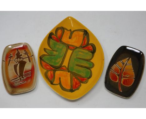 Three Poole Aegean pieces, no cracks or chips, largest L: 29 cm. UK P&amp;P Group 2 (£20+VAT for the first lot and £4+VAT for