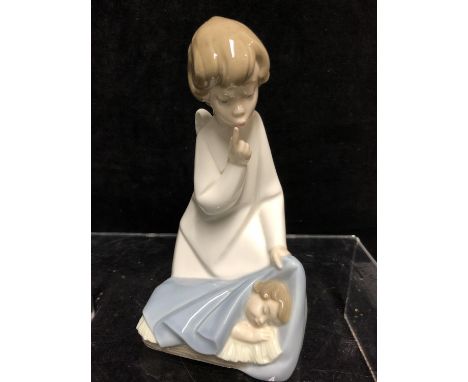 A Lladro porcelain figure, Guardian Angel with baby, No 4635, designed by Juan Huerta, issued 1973, retired 2003, 17cm high 