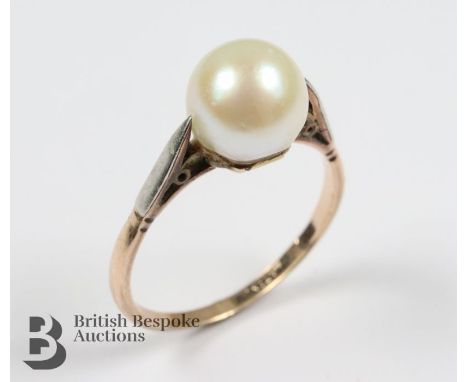 9ct and platinum pearl ring. The cultured pearl measures approx 2.6 mm, size L, approx 2.34 gms.&nbsp;