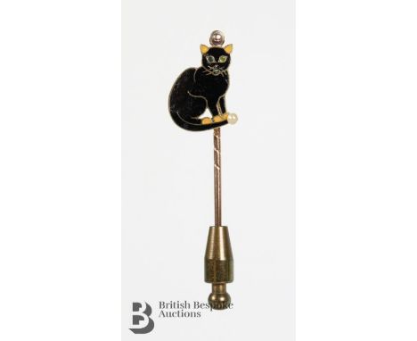 14/15ct yellow gold Cartier 'cat' tie pin. The cat engraved J'entre le bonheur me suit' Cartier New York having emerald eyes.