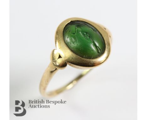 18ct yellow gold seal ring, set with a Roman intaglio, portraying a feminine deity, size F, approx 2.23 gms