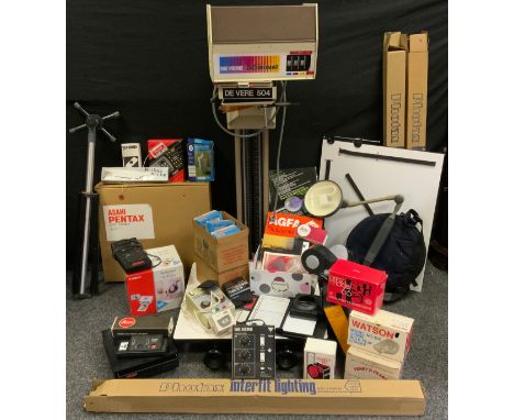Photography equipment - A De Vere 504 Dichromat colour photographic enlarger, along with an extensive range of darkroom and p