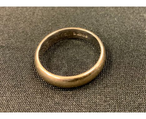 A modern 18ct gold wedding band, size K, 4.3g 
