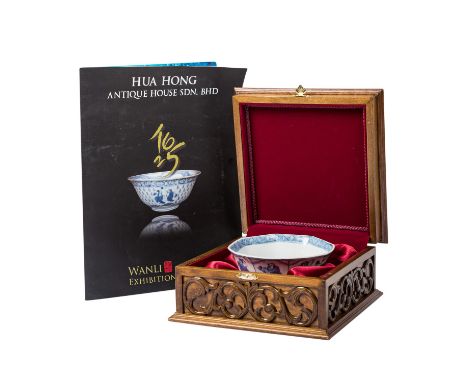 Oktagonalschale. CHINA, um 1620. Blaue Unterglasurbemalung mit unsterblichen, unterseitig unterglasurblaue sechs Zeichen Mark