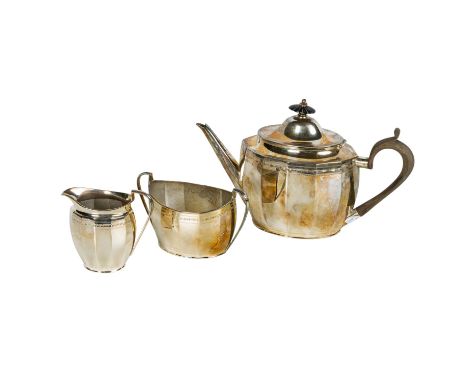 ROBERTS & BELK, Teegarnitur, versilbert, 20. Jh, bestehend aus Teekanne, Zuckerdose und Milchgießer, H Teekanne: 17 cm. Parti