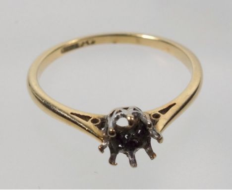 18 CT GOLD RING, SIZE  Q, (STONE MISSING) 2.3  GRAMS 