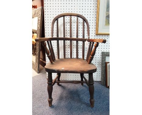VICTORIAN CHILD'S WINDSOR ARMCHAIR (H. 69 CM, W.45 CM, D. 37 CM), BLACK PAINTED WOOD TRUNK (H. 35 CM, W. 66 CM, D. 35.5 CM) T