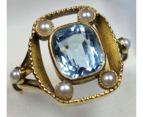 YELLOW METAL DRESS RING, SIZE O, SET LARGE PALE BLUE/GREEN STONE AND SEED PEARLS, TESTED 18 CT, GROSS WEIGHT 4,7 GRAMS 