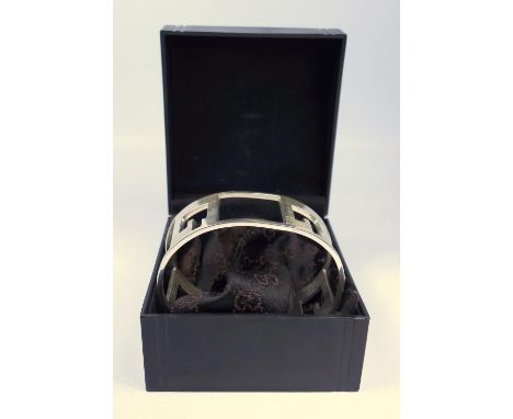 GUCCI WHITE METAL CUFF BANGLE/BRACELET. MARKED 'STAR 739 FI  925  R  GUCCI  Made in Italy. WITH PRESENTATION CASE AND SLEEVE,