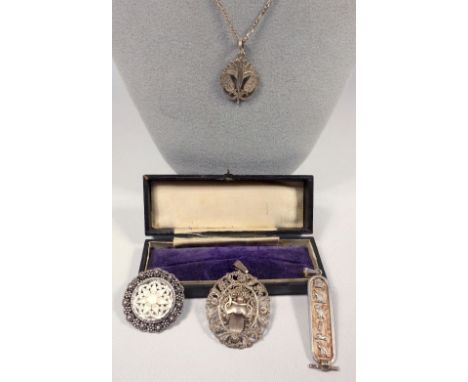 ISRAELI SILVER AND MOTHER-OF-PEARL CIRCULAR BROOCH/PENDANT STAMPED 935 (DIA. 3.1 CM), SILVER FILIGREE PENDANT, EGYPTIAN SILVE