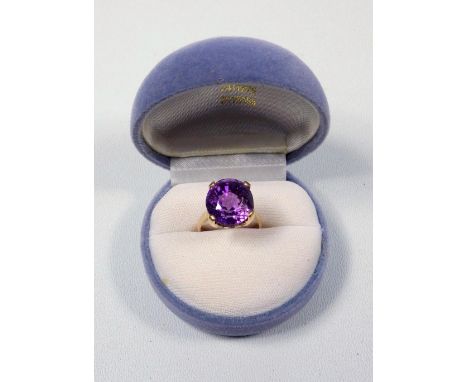 YELLOW METAL RING, SIZE L, SET OVAL CUT AMETHYST (13 X 12 MM), 5 CTS APPROX., STAMPED AJW, 4.7 GROSS 