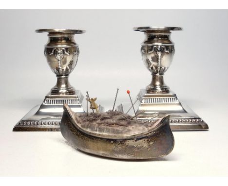 PAIR OF EDWARDIAN SILVER CLASSICAL DWARF CANDLESTICKS EACH ON A BEADED SQUARE BASE, BY WF., AF., SHEFFIELD 1904 (H. 8.3 CM) W