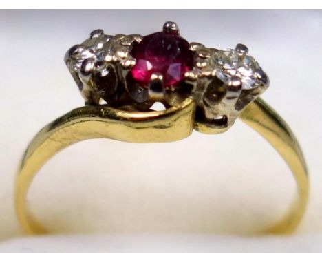 18 CT. GOLD, DIAMOND AND GARNET CROSSOVER RING, SIZE R 1/2, SET THREE STONES (DIAMONDS APPROX.  1/2 CT.) GROSS WEIGHT 3.2 GRA