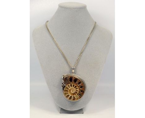 LARGE POLISHED HALF AMMONITE SET IN SILVER AS AN ELABORATE PENDANT ON A CURB LINK SILVER NECKLACE (PENDANT LENGTH 6.7 CM OVER