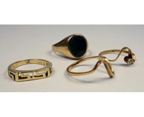 9 CT GOLD BLOODSTONE SIGNET RING, SIZE Q, 4.4 GRAMS, A YELLOW METAL RING STAMPED 585, SIZE I, 2.1 GRAMS AND TWO INTERLOCKING 