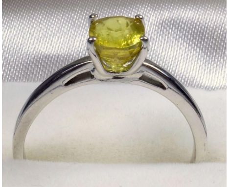 9 CT WHITE GOLD RING SET YELLOW OVAL CUT STONE, SIZE R 1/2, GROSS WEIGHT 2.6 GRAMS 