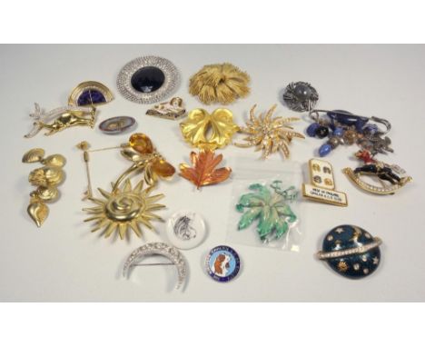 GOOD QUANTITY OF COSTUME JEWELLERY, FRENCH ENAMEL 'LILY' BROOCH, EARRINGS AND OTHER BROOCHES (A LOT) 