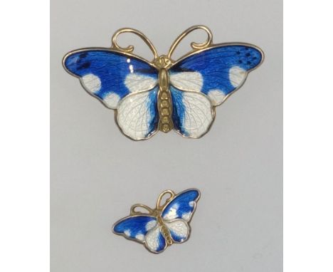 NORWEGIAN STERLING SILVER AND ENAMEL BUTTERFLY BROOCH (W. 3.1 CM), PAIR OF SILVER DOLPHIN AND HOOP EARRINGS AND OTHER SILVER 