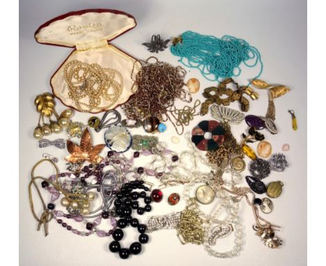 TWO SCOTTISH SILVER CELTIC BROOCHES, AGATE BROOCH AND OTHER SILVER JEWELLERY, VARIOUS BEADS AND NECKLACES ETC. (A LOT) 