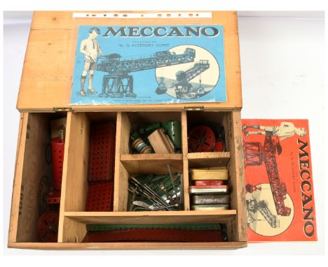 Meccano and Compatible parts - Assortment of parts in a homemade wooden box. Includes instruction books No.1, 2a, 4a, 5a (One