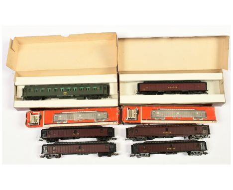 Jouef &amp; TR AM HO Gauge carriages - to include one TR AM 2220 SNCF Carriage and 2620 'Postes', plus four Jouef 'Postes' ca