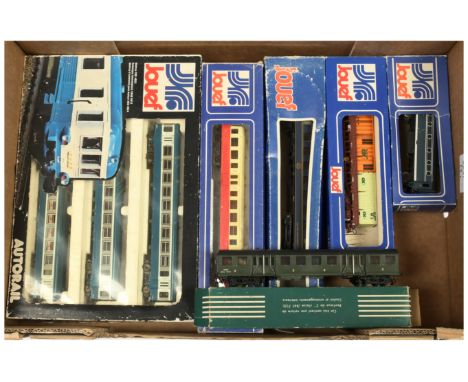 Jouef HO DMUs and Wagons plus others - to include Autorail 8621 SNCF - with numbers XBD 4923 (Both End cars) and XBD 8912, no