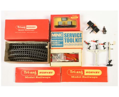 Tri-ang Super 4 OO Gauge Track, Points and Accessories. 4 x R481 short straights, 5 x R484 curves, 2 x R490 L/H points, 2 x R