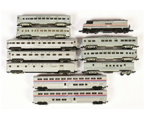 Atlas N Gauge Arnold (Rapido) plus others - Santa Fe and AMTRAK Carriages, plus F40 Dummy unit. One coach has a loose bogie. 