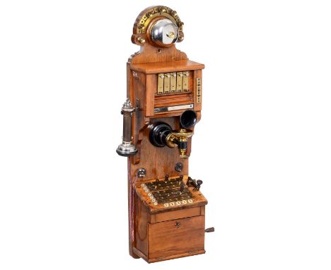 Sehr frühe Telephonzentrale von L.M. Ericsson, um 1880Handvermittlung für 5 Verbindungen, Nußbaumgehäuse, Steckbrett, 5 Klapp