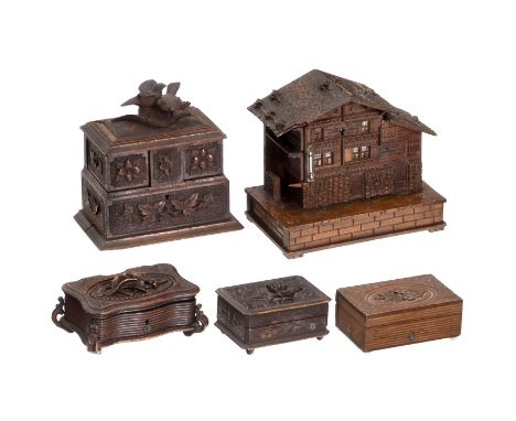 4 Spieldosen mit geschnitzten Gehäusen1) Kleines musikalisches Chalet mit Walzenspielwerk für eine Melodie (ungeprüft), Therm