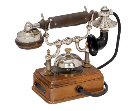 Tischtelephon L.M. Ericsson Modell BC 2050, ab 1892Schwedisches Haustelephon, vernickelte Metallteile, Nußbaumgehäuse, Handap