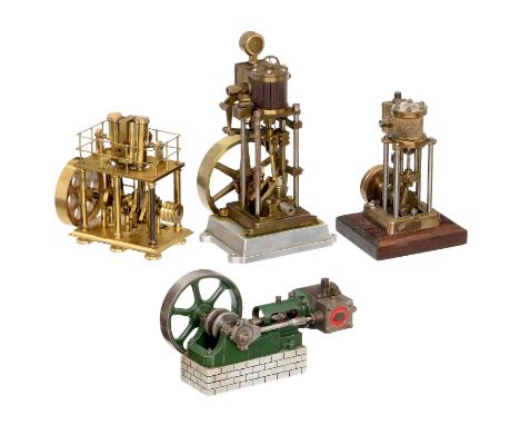 4 kleine Dampfmaschinen1) Zweizylinder-Dampfmaschine, Messing, 2 oszillierende Zylinder, Kurbelwelle mit Gegengewichten, Maße