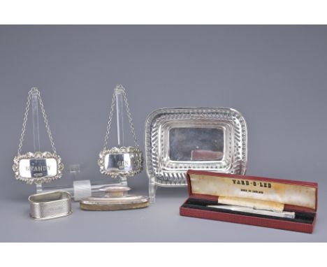 A GROUP OF SILVER HALLMARKED ITEMS. To include a Yard-O-Led silver pencil, hallmarked with JM&Co, made in England, Patent No.