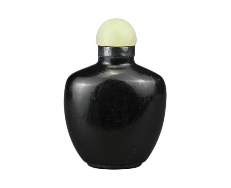 AN UNUSUAL CHINESE BLACK LACQUERED SNUFF BOTTLE, QING DYNASTY. Undecorated with raised seal mark to base with metal rim mount