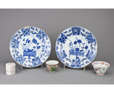 A GROUP OF CHINESE PORCELAIN, 18/19TH CENTURY. To include two blue and white porcelain dishes; a famille rose lobed teacup, w