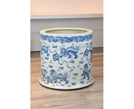 A VERY LARGE CHINESE BLUE AND WHITE PORCELAIN PLANTER, 20TH CENTURY. Of cylindrical form with slightly splayed foot with cont