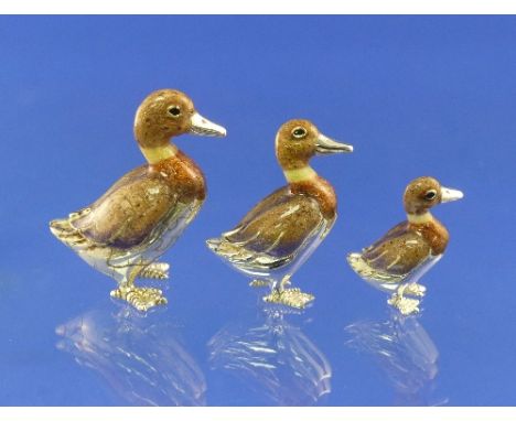 A graduated set of three Saturno contemporary silver and enamel brown Ducks, hallmarked London, 2010, largest 4.5cm high (3)