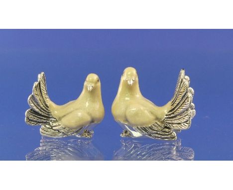 A pair of Saturno contemporary silver and enamel Doves, hallmarked London 2009, makers mark 'JAH' the larger 4cm long (2)