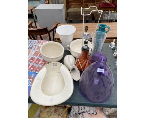AN ASSORTMENT OF ITEMS TO INCLUDE A VASE, A LAMP AND A BED PAN ETC 