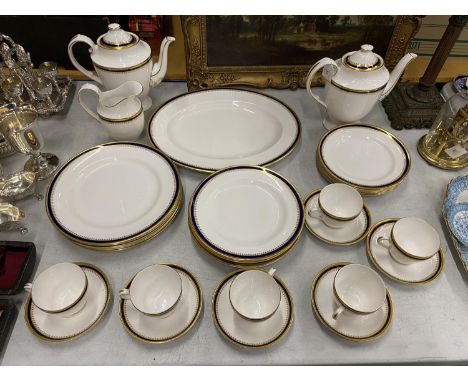 A THIRTY-FOUR PIECE SPODE 'KNIGHTSBRIDGE' PATTERN DINNER SERVICE WITH TEAPOTS, DINNER PLATES, CUPS, SAUCERS ETC 