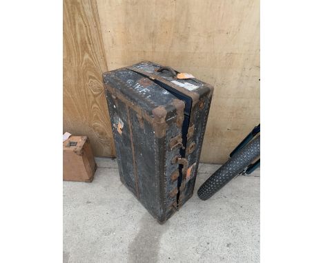 A VINTAGE TRAVEL CASE WITH FITTED INTERNAL COMPARTMENTS AND BEARING THE INITIALS 'G.W.F' 