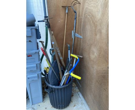A LARGE ASSORTMENT OF GARDEN TOOLS TO INCLUDE SPADES, SHEARS AND HOES ETC 