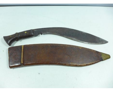 AN EARLY 20TH CENTURY MILITARY ISSUE KUKRI KNIFE AND SCABBARD, 32.5CM BLADE 