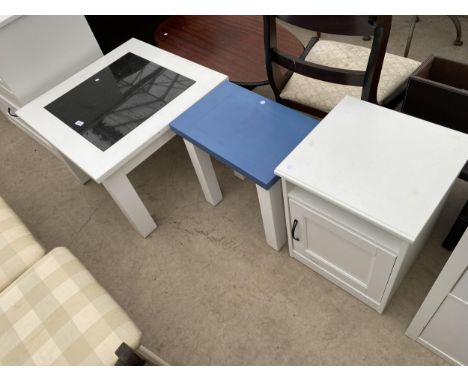A MODERN WHITE LAMP TABLE, 27.5" SQUARE WITH INSET POLISHED GRANITE TOP, SMALL STOOL AND BEDSIDE LOCKER 