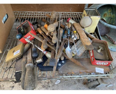 AN ASSORTMENT OF VINTAGE TOOLS TO INCLUDE FILES, RASPS AND SCREW DRIVERS ETC 