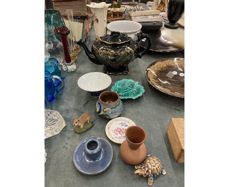 A QUANTITY OF CERAMIC ITEMS TO INCLUDE A VINTAGE BLACK TEAPOT, VASES, PLANTER, CANDLESTICK, ETC 