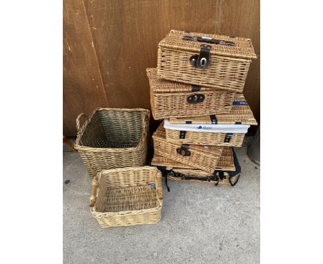 A LARGE ASSORTMENT OF WICKER ITEMS TO INCLUDE HAMPER BASKETS AND A SMALL LOG BASKET ETC 
